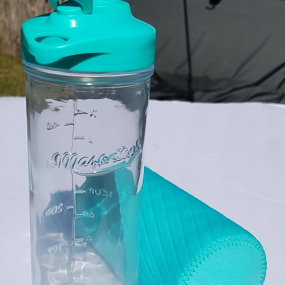 Blue Metal Water Bottle with Textured Grip and Cylindrical Shape - Picture 1 of 3